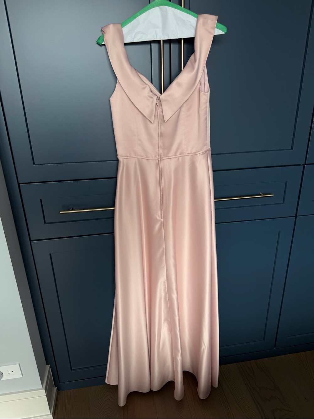 Elegant Pink Satin Women’s Dress with Wide Collar